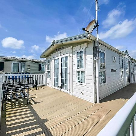 Lovely Caravan With Large Decking At Naze Marine Holiday Park Ref 17306Br Walton-on-the-Naze Exterior foto