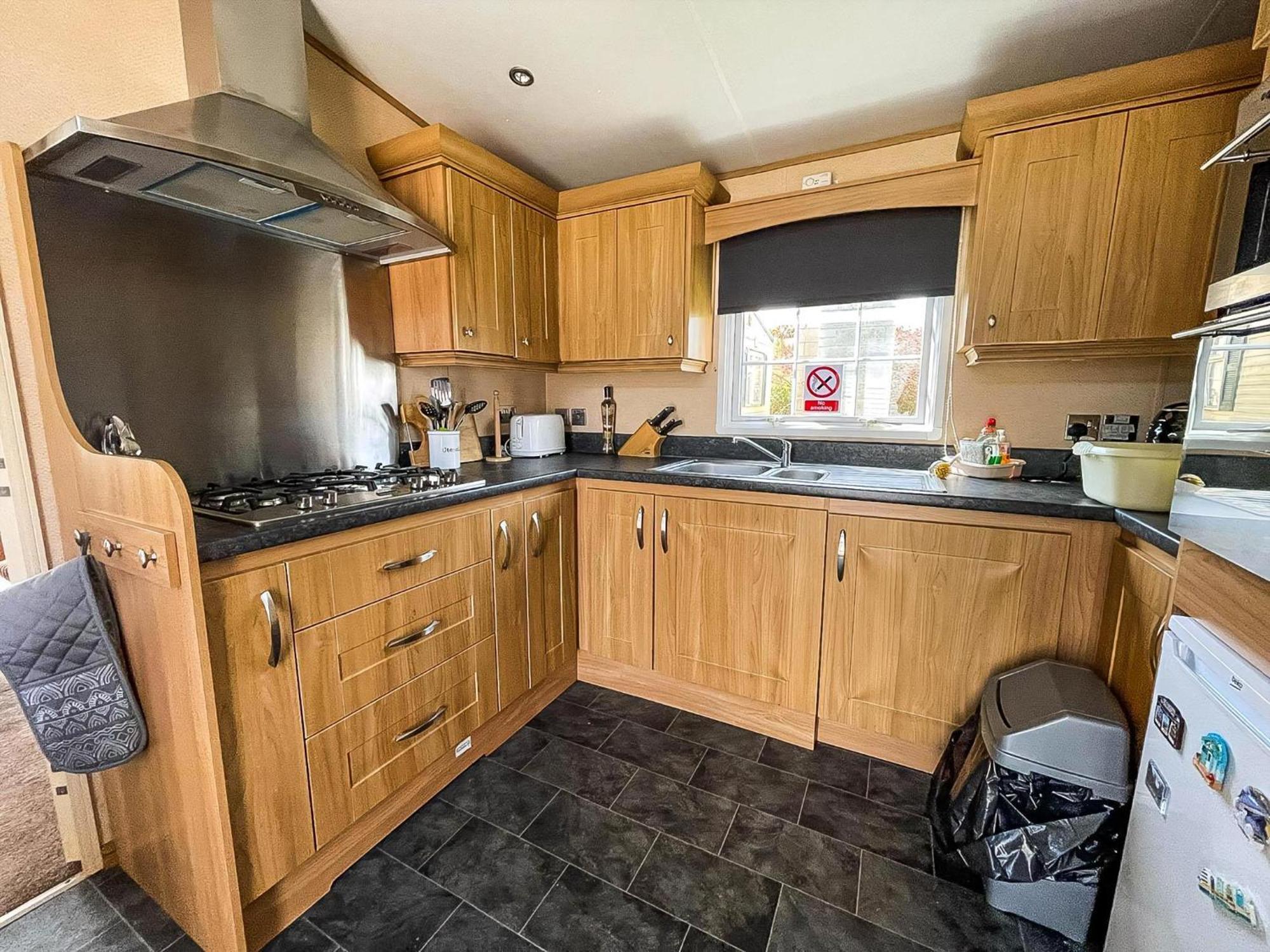 Lovely Caravan With Large Decking At Naze Marine Holiday Park Ref 17306Br Walton-on-the-Naze Exterior foto