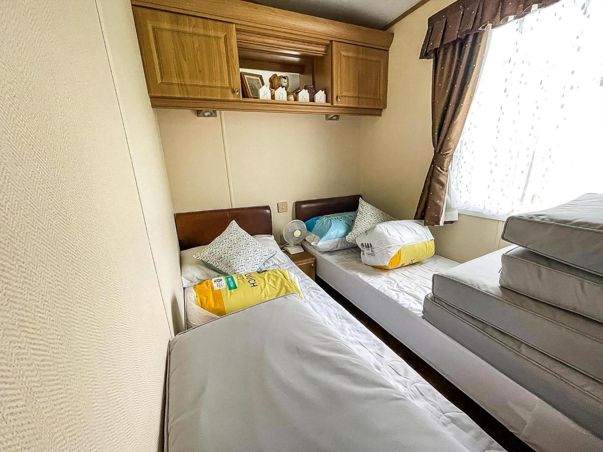 Lovely Caravan With Large Decking At Naze Marine Holiday Park Ref 17306Br Walton-on-the-Naze Exterior foto