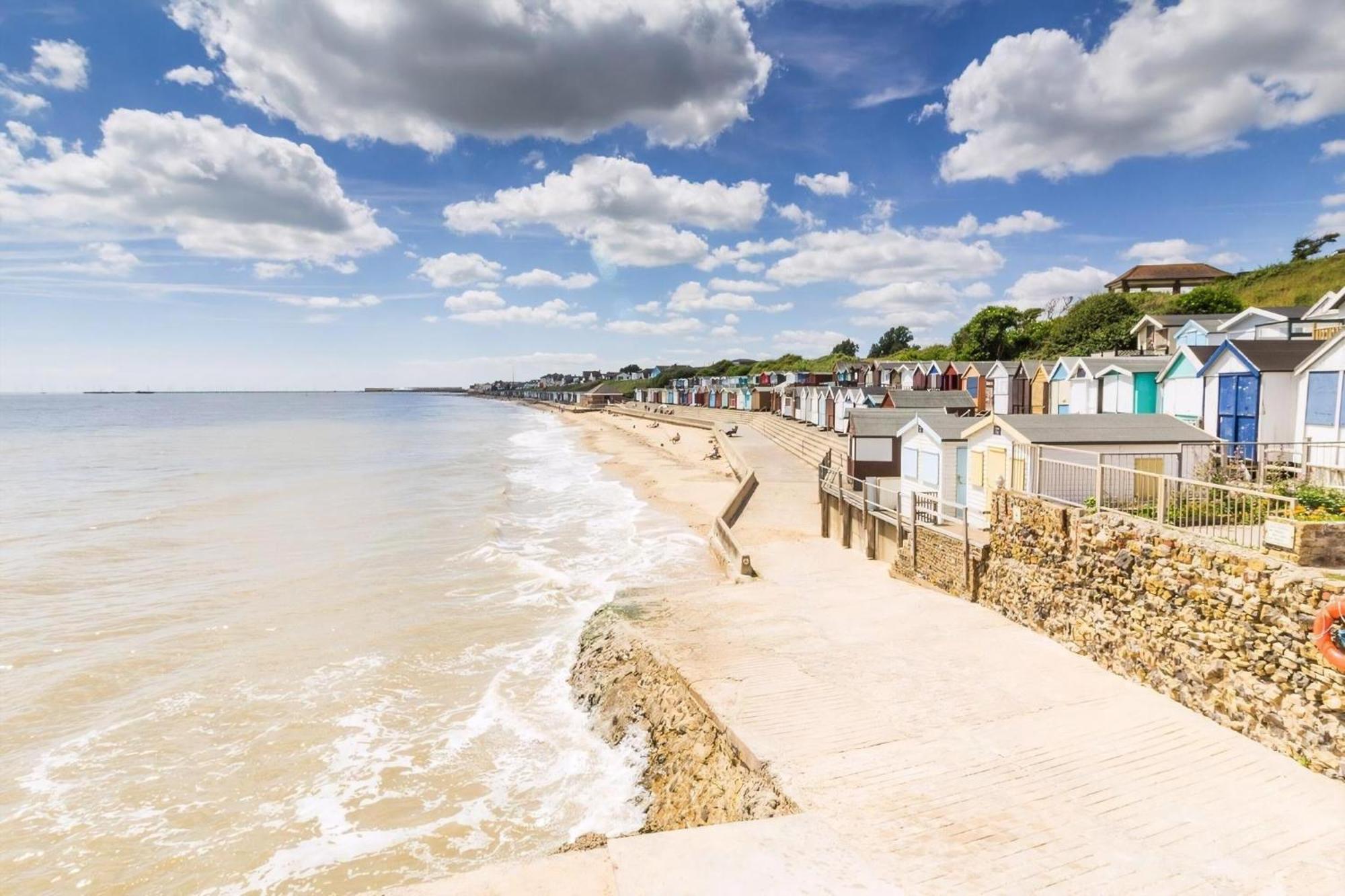 Lovely Caravan With Large Decking At Naze Marine Holiday Park Ref 17306Br Walton-on-the-Naze Exterior foto